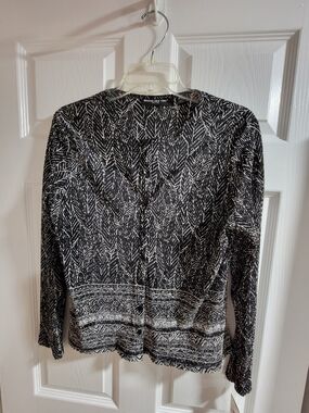 NWT-Stylish Briggs New York blouse. Size Petite Large